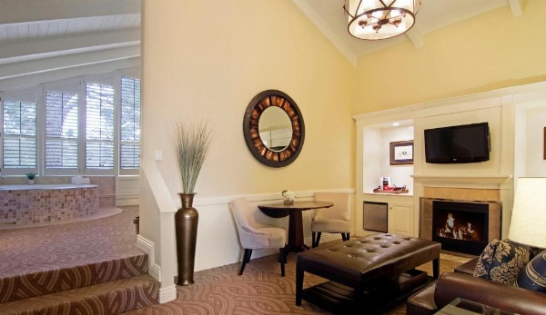 Carriage House Inn image 18