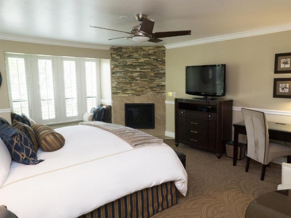 Carriage House Inn image 23