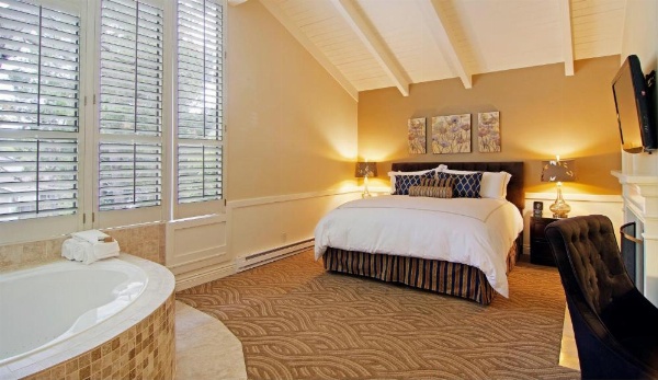 Carriage House Inn image 8